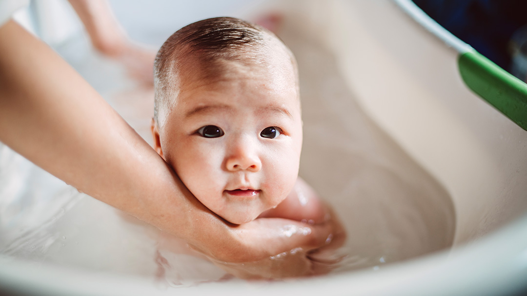 How to Sponge Bathe A Newborn Baby – Quick Tips